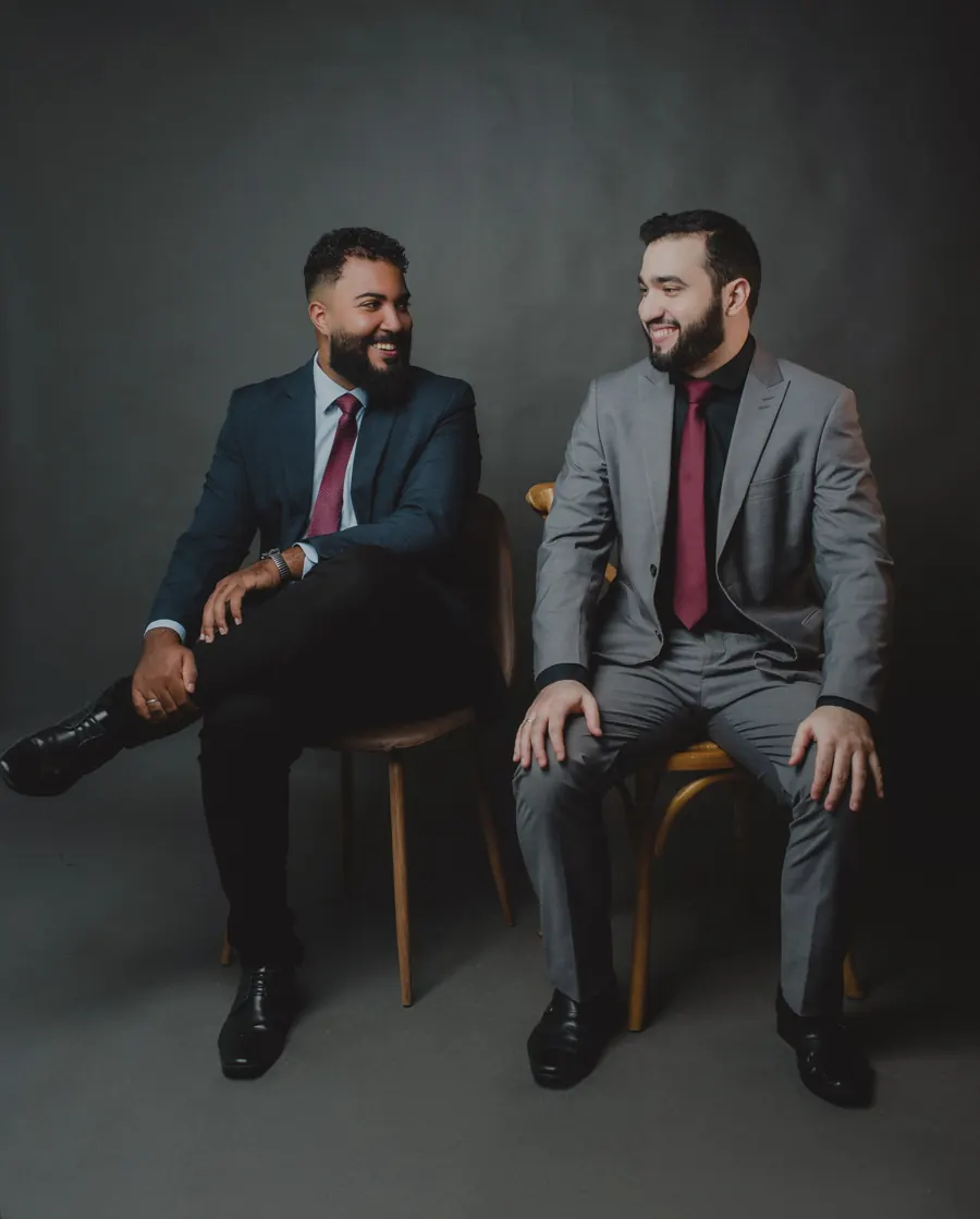 Os advogados Vinícius Lima e Guilherme Nascimento sentados no escritório